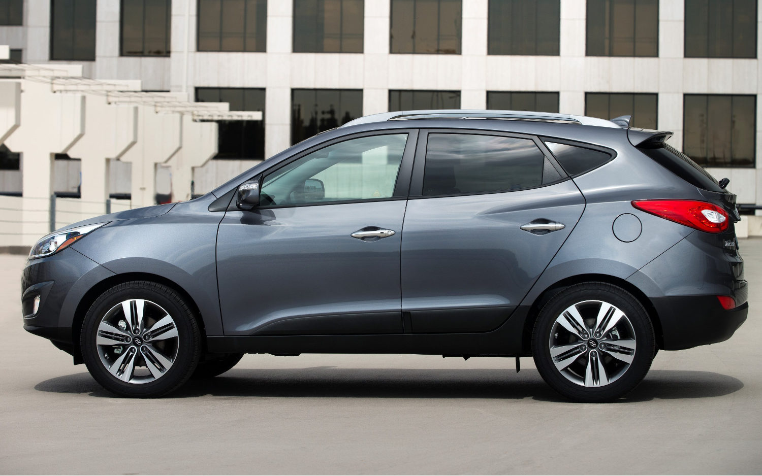 Comparison Hyundai Tucson GLS 2015 vs Toyota Rush 1.5S 2018 SUV